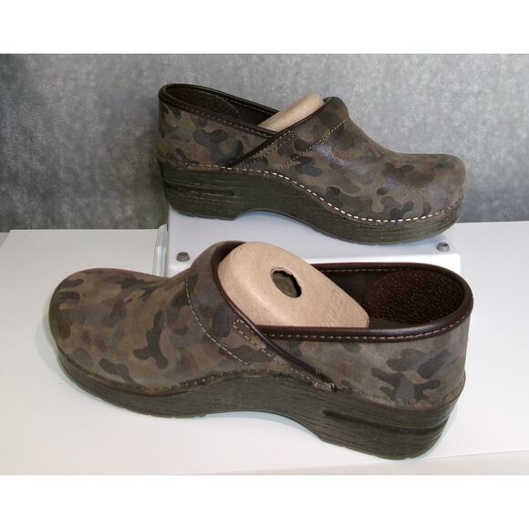 NIB Dansko Camo Suede Nursing Clogs Size 38 US 7.5-8 - Picture 1 of 11